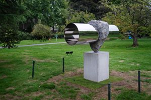 [Alicja Kwade][0], _Tunnel-Tell (Ceci Sera)_ (2020). Courtesy KÖNIG Gallery and Pace Gallery. Frieze Sculpture, The Regent's Park, London (14 September–13 November 2022). Courtesy Frieze.


[0]: https://ocula.com/artists/alicja-kwade/